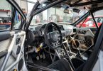 Freins carbone céramique et suspensions de rallye WRC en atelier mécanique