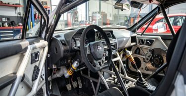 Freins carbone céramique et suspensions de rallye WRC en atelier mécanique