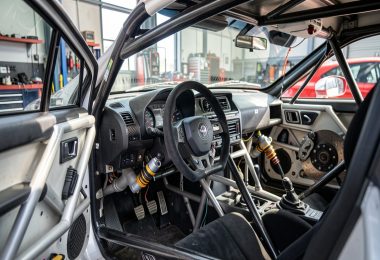 Freins carbone céramique et suspensions de rallye WRC en atelier mécanique