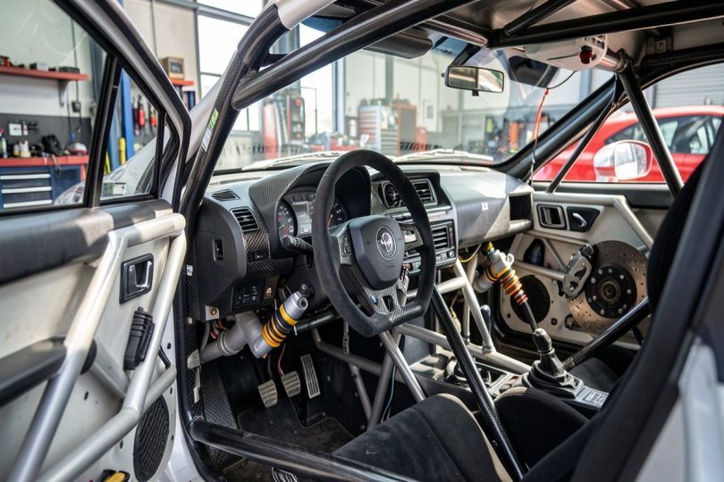 Freins carbone céramique et suspensions de rallye WRC en atelier mécanique