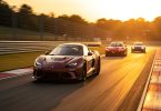 Voitures de sport sur circuit au coucher du soleil lors d un evenement automobile en France