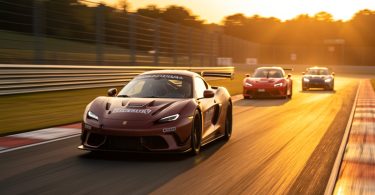 Voitures de sport sur circuit au coucher du soleil lors d un evenement automobile en France