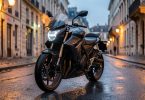 Moto moderne garée dans une rue française au crépuscule