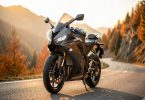 Moto sportive moderne garée sur une route de montagne sinueuse au coucher du soleil