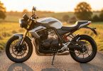 Moto roadster garée au bord d'une route de campagne au coucher du soleil