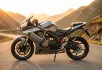 Moto de tourisme équipée d'une transmission automatique sur une route de montagne au coucher du soleil