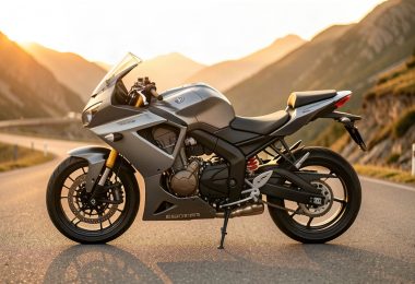 Moto de tourisme équipée d'une transmission automatique sur une route de montagne au coucher du soleil